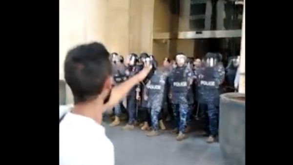 تدخلت القوى الأمنية لتفريق المحتجين أمام منزل ميقاتي