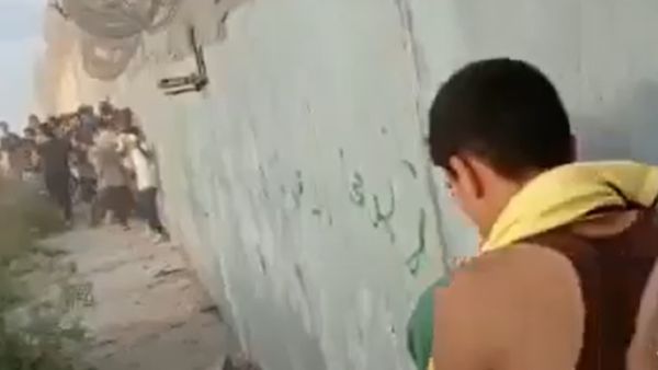 بالفيديو.. فلسطينيون يحاولون خطف سلاح جندي إسرائيلي على حدود غزة