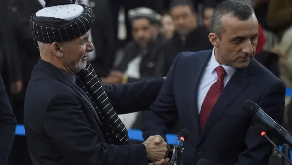 أمر الله صالح (يمين) والرئيس الأفغاني الهارب أشرف غني