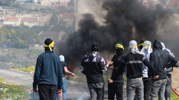 إصابة عشرات الفلسطينيين بمواجهات مع الاحتلال والأسرى يغلقون أقسام السجون