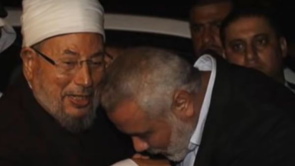 اسماعيل هنية يقبل يد القرضاوي