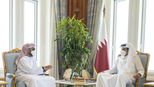 امير قطر يستقبل مستشار الأمن الوطني الاماراتي