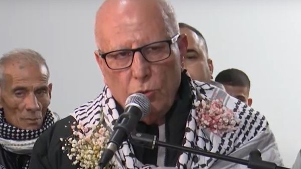 إسرائيل تلغي تصاريح مسؤولين فلسطينيين كبارا بعد لقائهم الاسير المحرر كريم يونس 