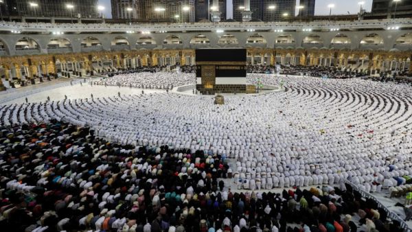 عزل مسؤولين بالمسجد الحرام "لتقصيرهما في مهامهما"