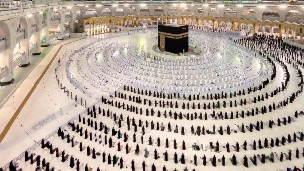 التباعد يعود مجددا الى صفوف المصلين في المسجد الحرام