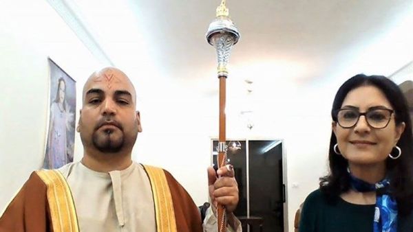 مدعي النبوة نشأت منذر إلى جانب عالمة الفلك كارمن شمّاس