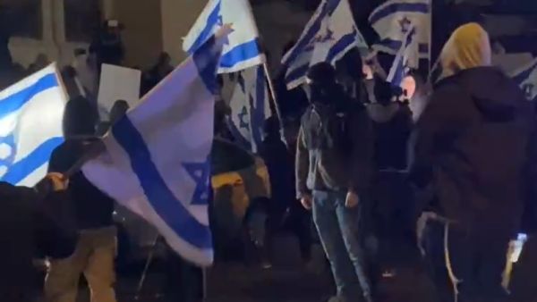 يهود متطرفون يقتحمون الشيخ جراح مطالبين بقتل الفلسطينيين (فيديو)