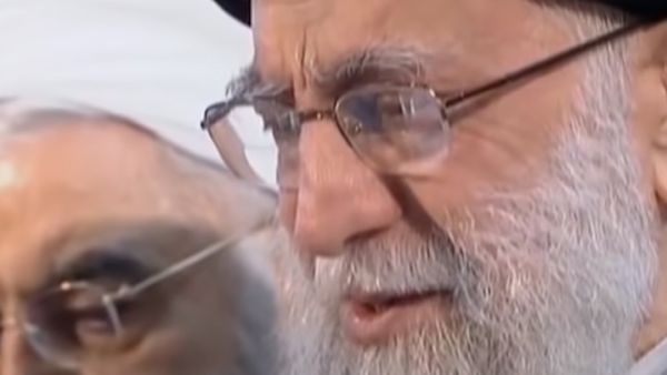 حزب الله يهاجم مجلة فرنسية نشرت رسوما "مهينة" لخامنئي