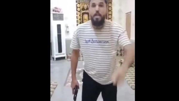 الناشط العراقي إحسان أبو كوثر في صورة مأخوذة من الفيديو الذي ظهر فيه وهو يطلق النار على نفسه