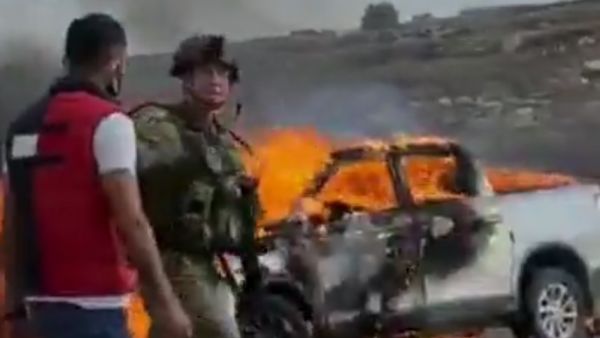 بالفيديو.. مستوطنون يحرقون مركبات للفلسطينيين بحماية الجيش