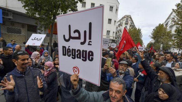 المئات يتظاهرون في تونس قبل أسبوع من انتخابات "فصلت على مقاس سعيّد"