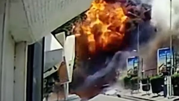 لحظة انفجار سيارة مفخخة استهدفت مسؤولا أمنيا كبيرا في عدن (فيديو)