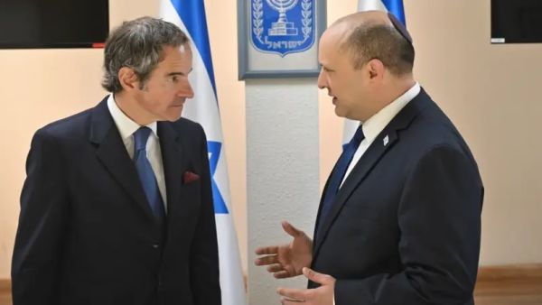 رئيس الوزراء الاسرائيلي نفتالي بينيت والمدير العام للوكالة الدولية للطاقة الذرية رافائيل غروسي خلال لقائهما في القدس