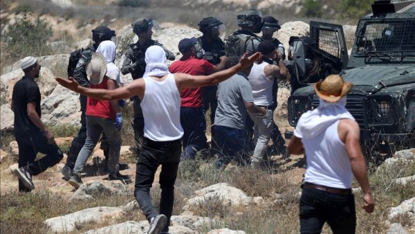 الجيش الإسرائيلي يقمع محتجين على مصادرة أراضيهم بالخليل