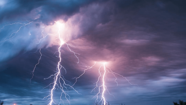 مقتل 3 سوريين ضربتهم صاعقة برق في بلغاريا