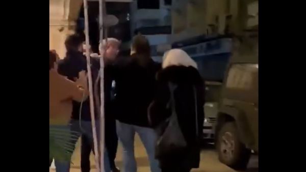 مواطن غاضب يصفع وزير الطاقة اللبناني في شارع الحمراء (فيديو)