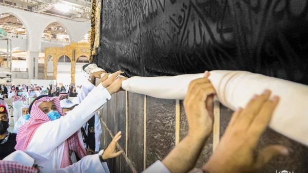رفع الجزء السفلي من كسوة الكعبة استعدادا لموسم الحج