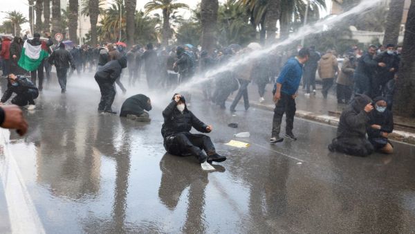 قوات الأمن التونسية تقمع المتظاهرين بالغاز والهراوات والاعتقالات