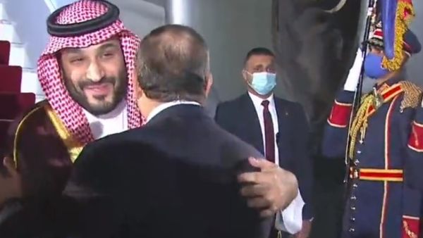 محمد بن سلمان يصل مصر في مستهل جولة تشمل الأردن وتركيا