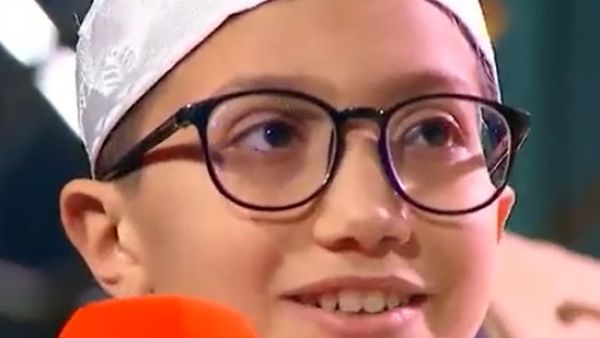 طفل جزائري يطلب تتويجه بمسابقة للقرآن مرتديا علم فلسطين