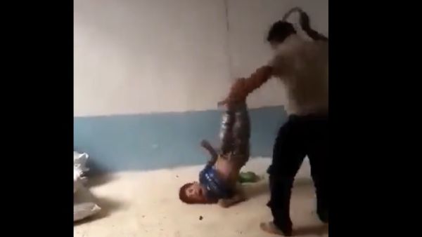 فيديو.. عراقي يعلق ابنه الطفل من ساقيه ويعذبه بوحشية