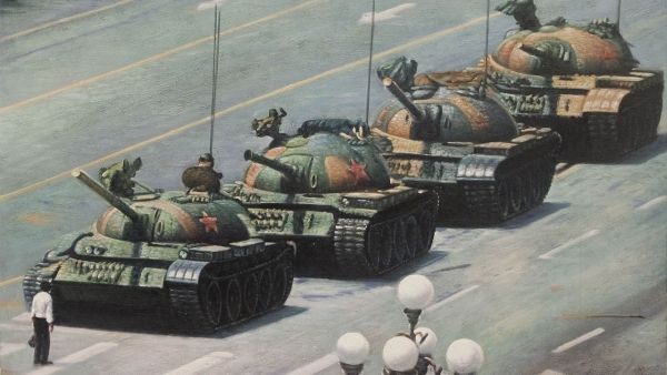 الصورة الايقونية التي رافقت مجزرة تيان انمين حيث وقف متظاهر امام دبابات الجيش