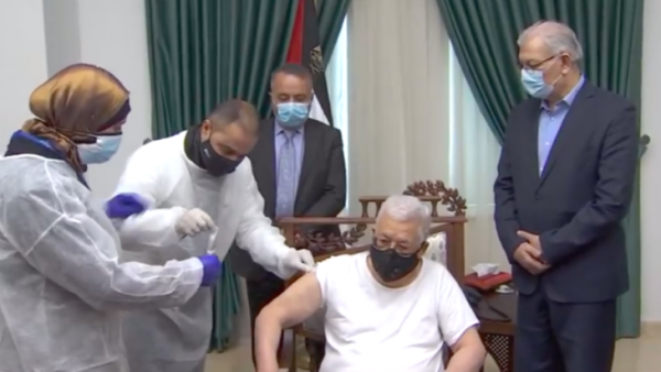 عباس يتلقى لقاح كورونا