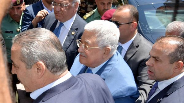 زيارة نادرة لعباس الى مخيم للاجئين في الضفة