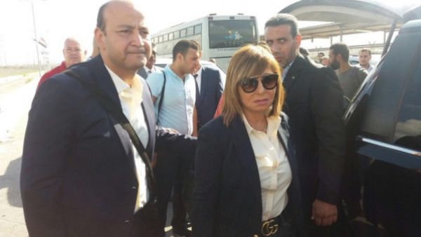 وفد اعلامي مصري يضم عمرو أديب ولميس الحديدي يصل غزة
