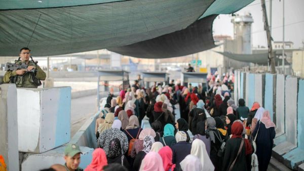 فلسطينيات يعبرن الحواجز الاسرائيلية للوصول الى المسحد الاقصى من اجل اداء صلاة الجمعة