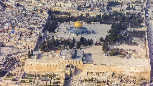 الاردن يغلق محال الخمور وشيخ الاقصى يدعو لشد الرحال اليه بذكرى الإسراء والمعراج 