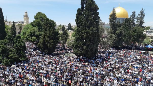 180 ألف أدوا صلاة الجمعة الأولى من رمضان في رحاب المسجد الأقصى
