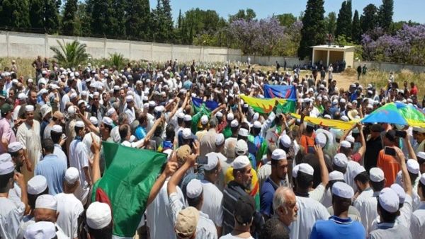 آلاف الجزائريين في تشييع جنازة كمال الدين فخار 
