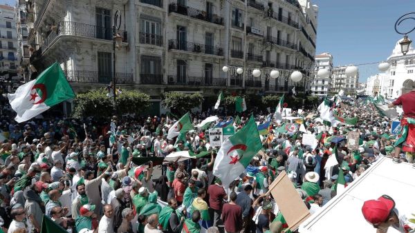 يشارك الجزائريون في الاحتجاج للجمعة السادسة عشرة على التوالي
