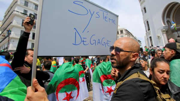 أصبح شعار "إرحل" الأكثر تردادا في مظاهرات الطلاب