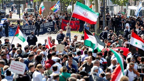 تظاهرة دعما للفلسطينيين واخرى تأييدا لاسرائيل في برلين