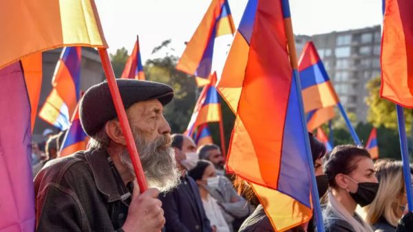 متظاهرون يحملون أعلام أرمينيا أثناء تجمع للتنديد باتفاق وقف إطلاق النار في ناغورني قره باغ