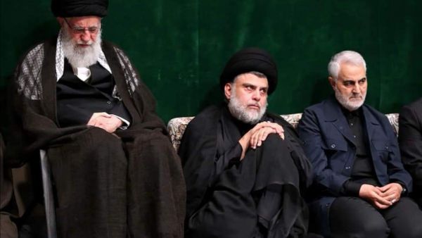 الصدر متوسطا خامنئي وقاسم سليماني، قائد قوة القدس التابعة للحرس الثوري الإيراني