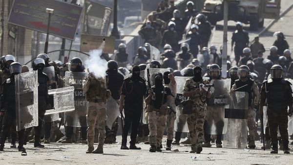 قوات امن عراقية تحتشد عند جسر التحرير في بغداد