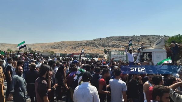 متظاهرون سوريون عند معبر باب الهوى على الحدود مع تركيا