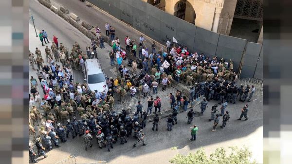 مشادات بين عسكريين متقاعدين وقوات الأمن احتجاجا على الميزانية