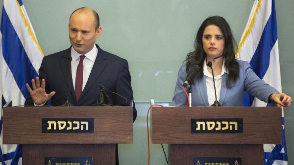 وزير التعليم نفتالي بينيت، ووزيرة القضاء آييلت شاكيد