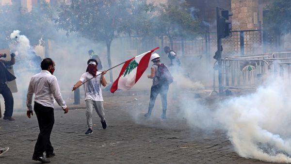 مواجهات بين الامن والمحتجين ببيروت مع ارتفاع حصيلة الانفجار الى 158 قتيلا