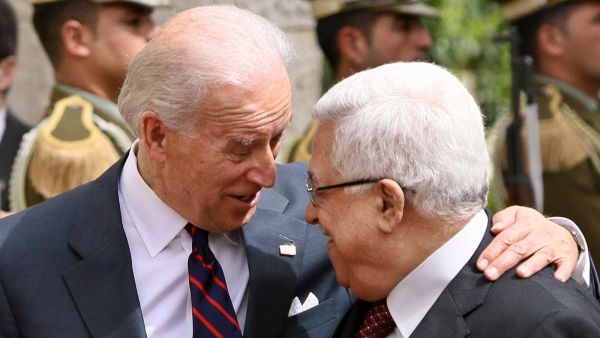 الرئيسان الفلسطيني محمود عباس (يمين) والاميركي جو بايدن
