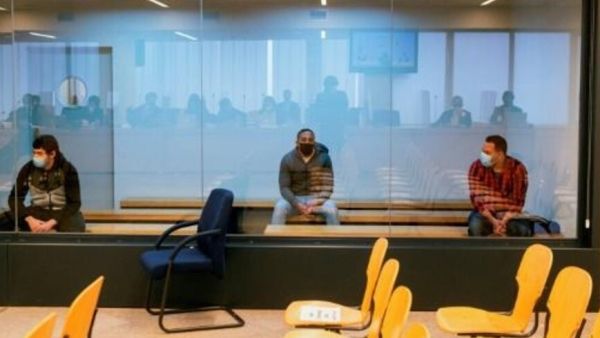 المتهمون محمد حولي شملال وإدريس أوكبير وسعيد بن عزة (من السيار إلى اليمين) يمثلون في المحكمة الوطنية الإسبانية.