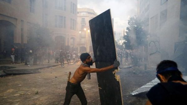 تجدد المواجهات بين المحتجين وقوى الامن ببيروت