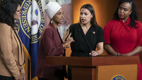 النائبات الديموقراطيات ايانا بريسلي ورشيدة طليب والكسندريا اوكاسيو-كورتيز والهان عمر خلال مؤتمرهن الصحفي للرد على ترامب