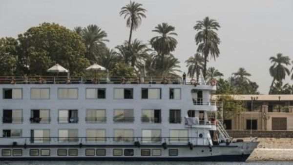 عودة 46 سائحاً لبلادهم بعد عزلهم على باخرة في النيل إثر رصد حالات كورونا