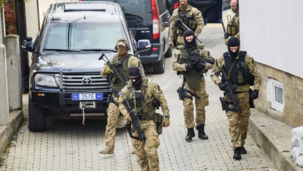 نقل الناطق باسم "جيش تحرير كوسوفو" إلى محكمة خاصة في لاهاي