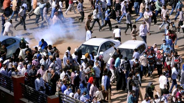 أفاد شهود عيان بإصابة مُشاركين بطلقات نارية وحالات اختناق بالغاز المسيل للدموع.